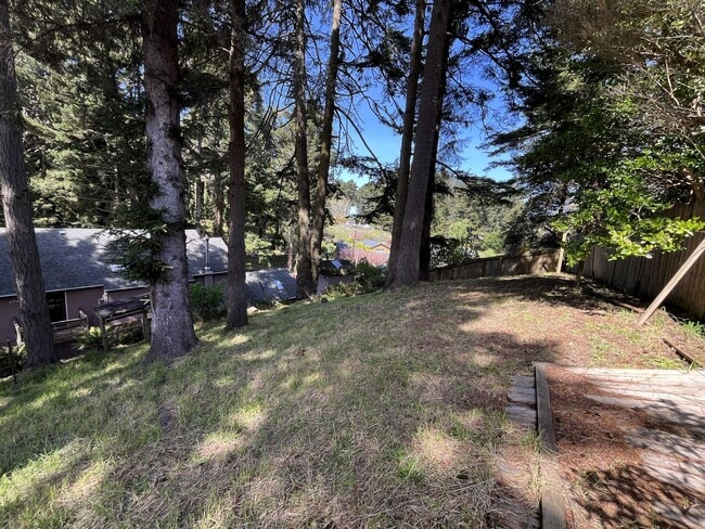 Building Photo - Custom 2-story Humboldt Hill home features 3-car garage, spacious pet-friendly yard