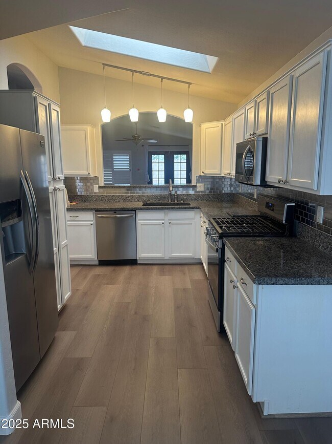 Foto del edificio - 8824 W Adam Ave