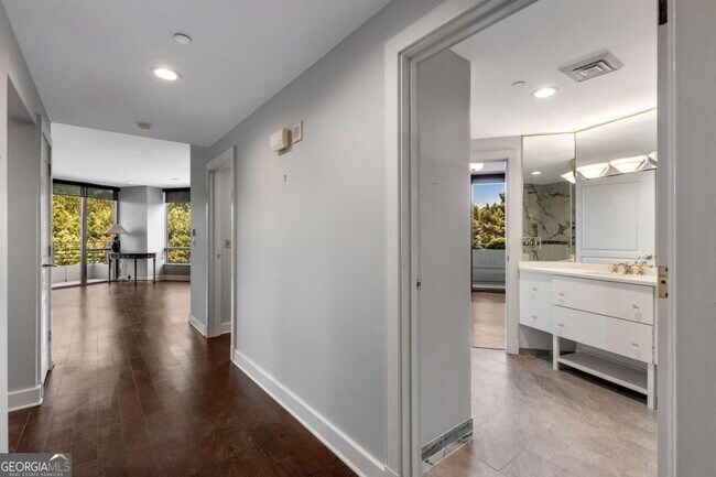 Foto del edificio - 700 Park Regency Pl NE