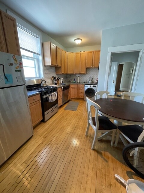Building Photo - 1441 W Berteau Ave