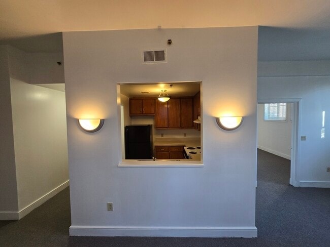 Building Photo - 633 W Washington St