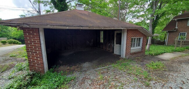 Foto del edificio - 6 Bedroom 2 Bathroom Single Family Home