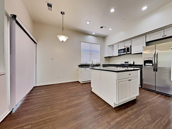 Building Photo - 115 N Apple Springs Cir