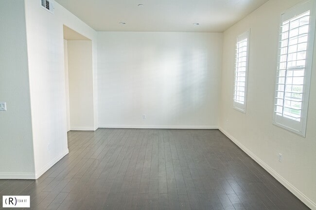 Foto del edificio - Lovely tri-level condo located in the gated community of Bellafina