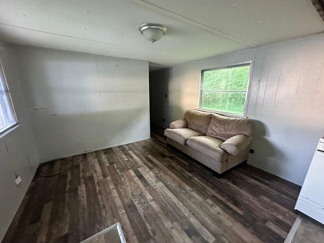 Building Photo - 2 Bedroom Mobile Home