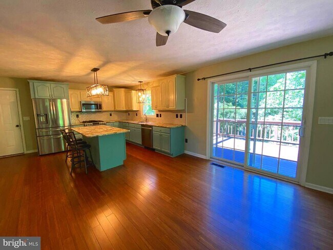 Foto del edificio - 24568 Bateman Ct