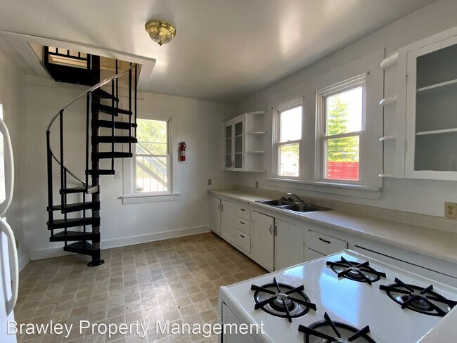 Building Photo - 6 br, 2 bath House - 413 E. 10th St