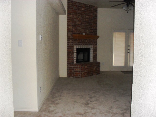 Building Photo - 2401 Isabelle Dr