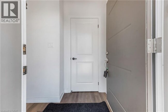 Building Photo - 205 W Oak Trl