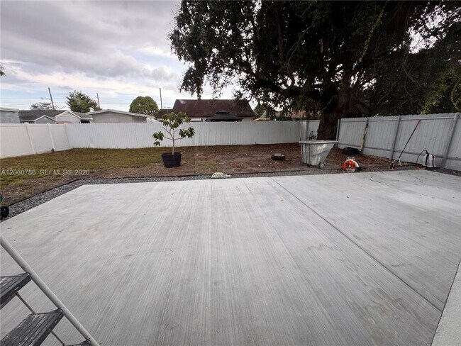 Foto del edificio - 2416 NW 88th St