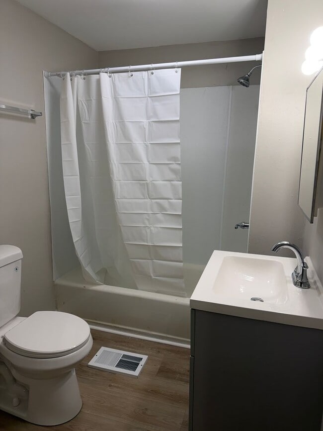 Building Photo - 861 N Drexel Ave