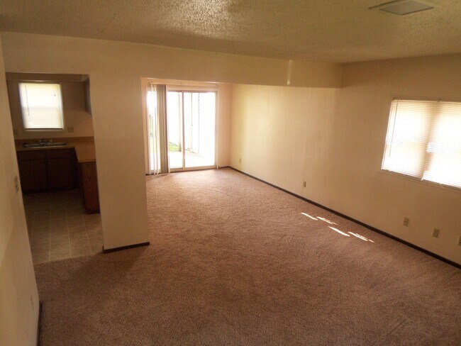 Building Photo - SPACIOUS 3 BEDROOM w/ IN UNIT LAUNDRY!-123...