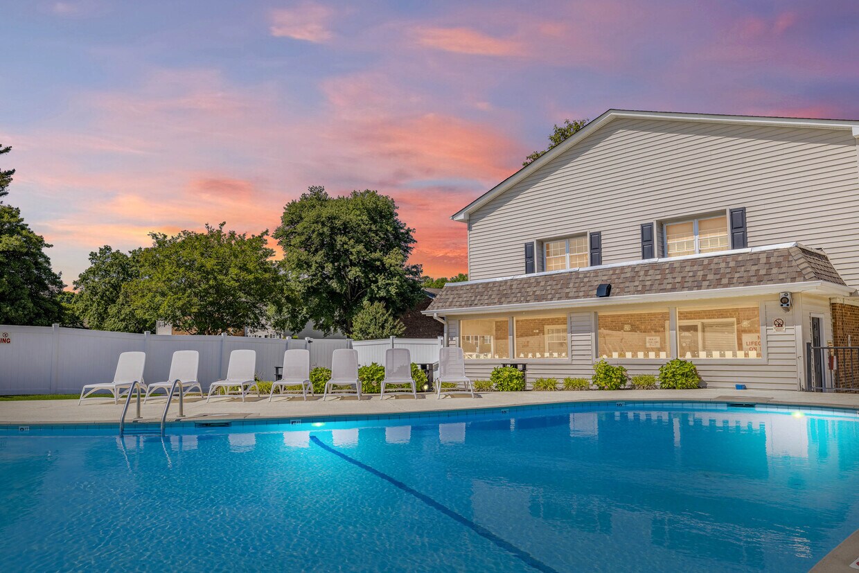 Hermosa piscina en los apartamentos Trails End en Burlington, Carolina del Norte - Trails End Apartments
