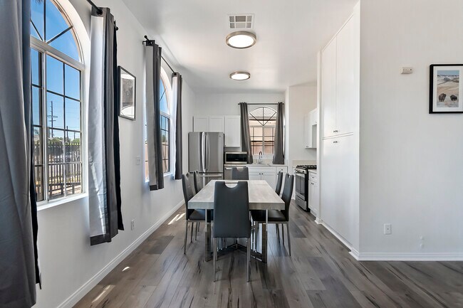 Foto del edificio - 5742 Vineland Ave