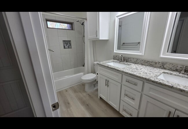 Building Photo - 2504 Beachwood St