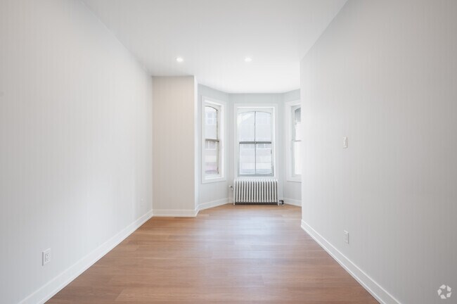 2 chambres, 1 salle de bain - 673 pi² - Salon - 592-596 Church St & 67-71 Gloucester St