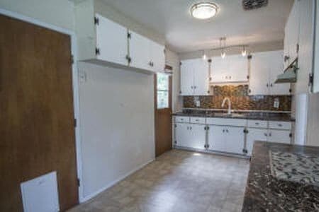 Building Photo - Charming home in great neighborhood