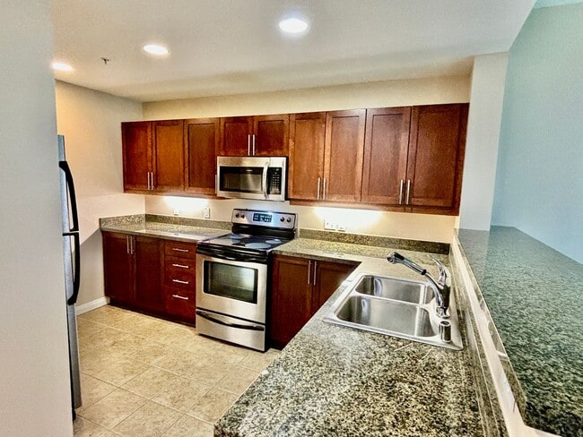 Building Photo - Beautiful Condo Adjacent to Petco Park - P...