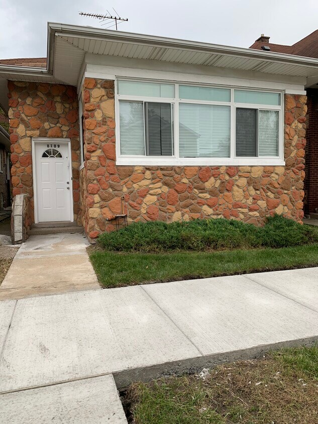 Foto principal - 8109 S Dorchester Ave