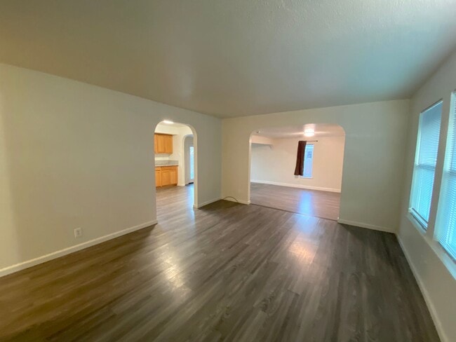 Foto del edificio - Lovely 3 Bedroom, 2 Bath House - Washer/Dryer, Dishwasher, Long Driveway, Fenced Backyard