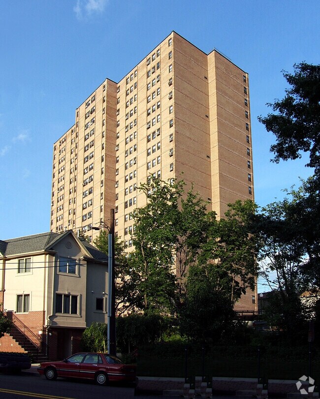 Vista desde el sudoeste - Cliffside Park Senior Citizens Housing Comple