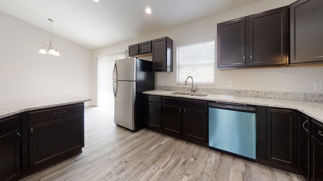 Foto del edificio - Move-In Ready!  Stunning 4 BR/2 BA Home in...