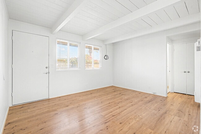 1BR, 1BA - 425SF - Living Room - 1132-1136 Phoenix Ave