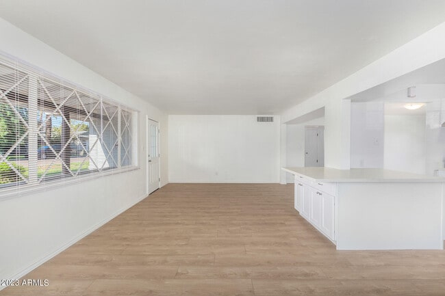 Building Photo - 4601 E Pinchot Ave