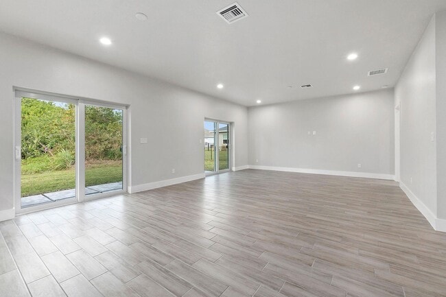 Building Photo - 1351 SW Don Ct
