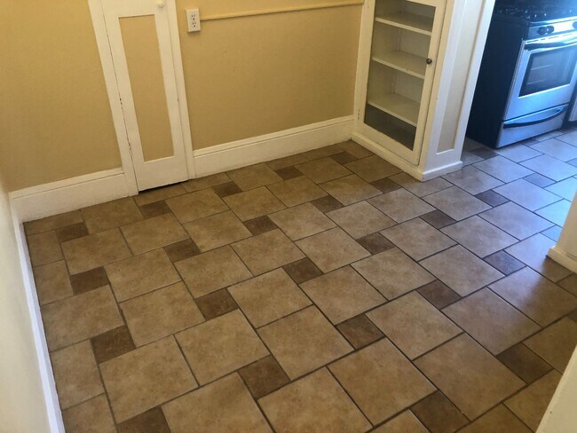 Building Photo - Top Floor Remodeled Lower Haight one bedro...