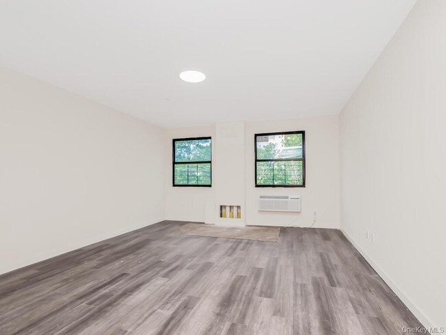 Foto del edificio - 409 Warburton Ave