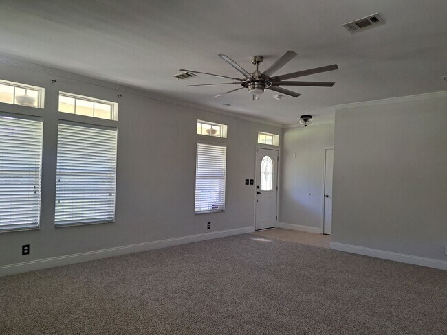 Building Photo - Charming 3/2 Bungalow