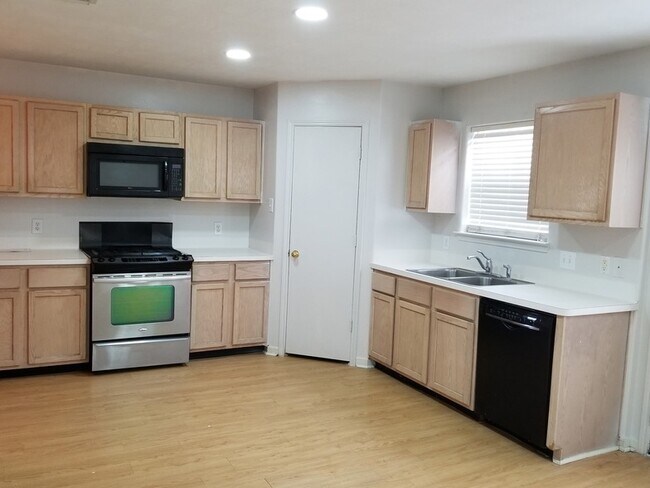 Foto del edificio - 839 Autumn Point Ln