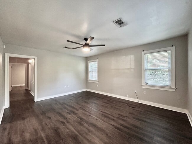Building Photo - Charming Three Bedroom Home in a Highly De...