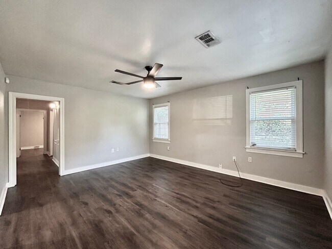 Foto del edificio - Charming Three Bedroom Home in a Highly De...
