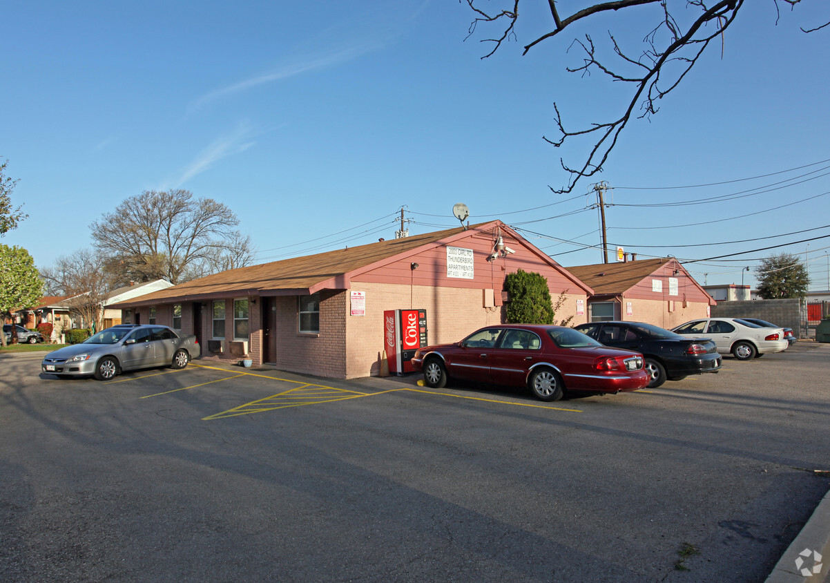 Primary Photo - Thunderbird Apts