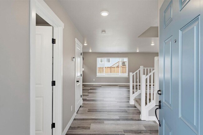 Foto del edificio - Spacious Newer Lacey Home | 3-Bed Home with A/C, Gas Fireplace, Bonus Loft & Fully Fenced Backyard!
