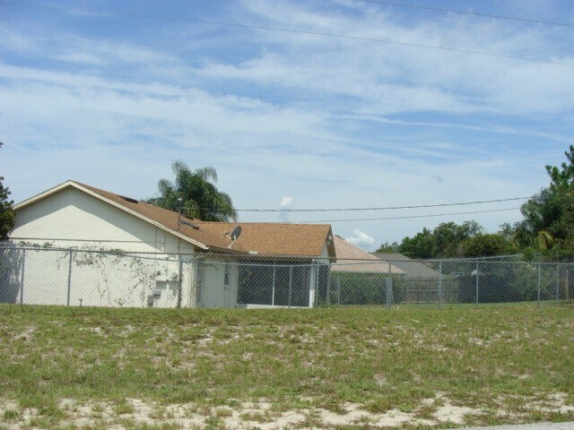 Building Photo - 3 Bed/2 bath 2 Car July 1 st  Call Carole ...