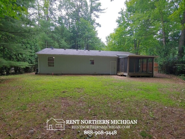 Building Photo - 2 bed home in Interlochen!! SHOWINGS DAILY 9:00AM - 4:30PM