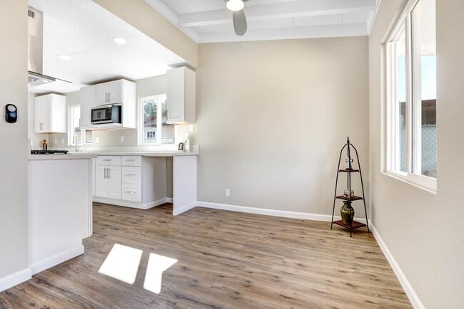 Building Photo - 713 W Ave H-10