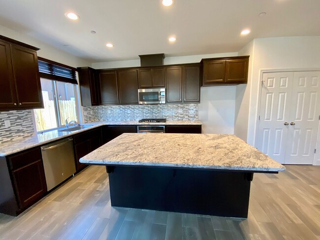 Building Photo - $2,650 Woodside Gated Community 4 Bdrm, So...
