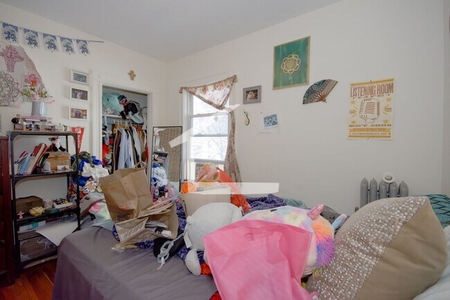 Building Photo - Beautiful 4 bed, 2 bath unit