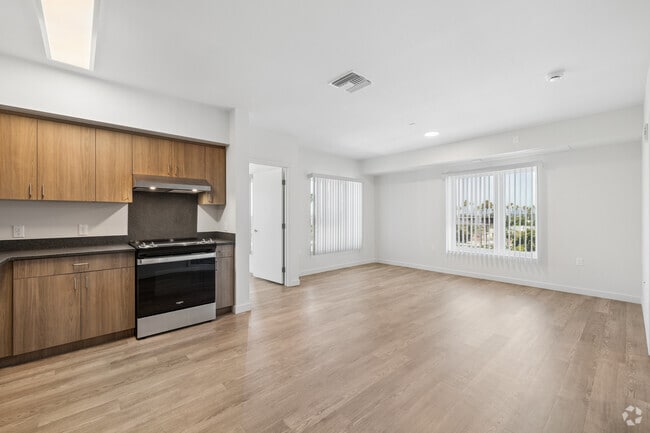 2BR, 2BA - 778SF - Living Room - Metro at Florence