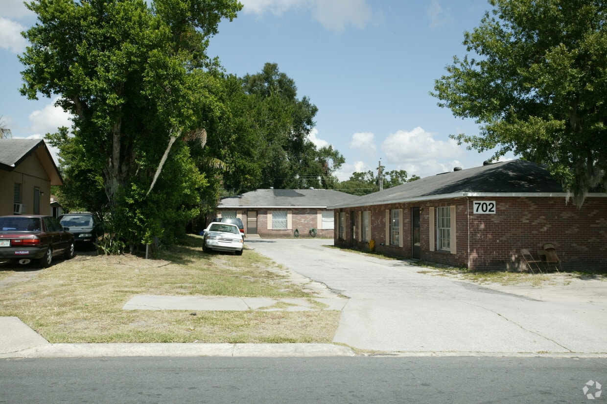 Building Photo - 702 E Garden St