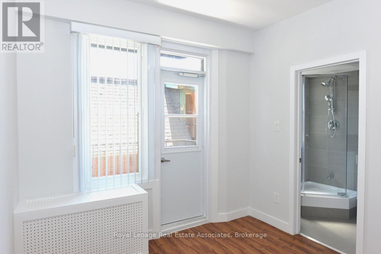 Primary Photo - 160-160 Huron St