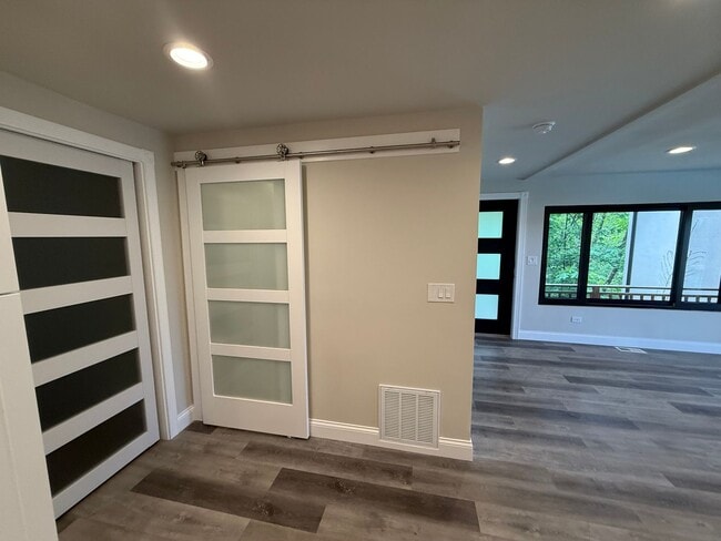 Building Photo - Brand New Apartment in Mukilteo with Parti...