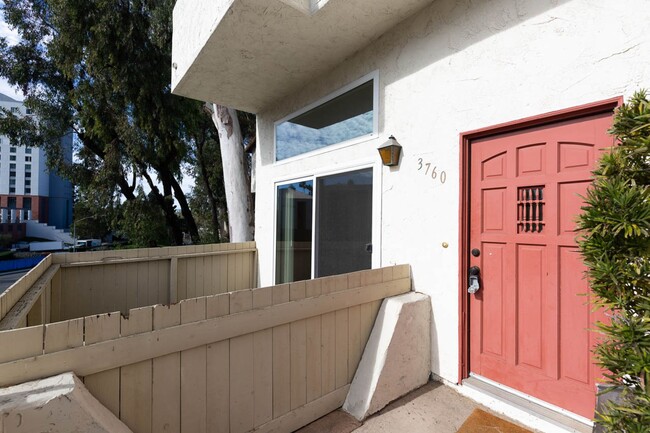 Building Photo - 3 bed, 2.5 bth, TOWNHOME in LA JOLLA