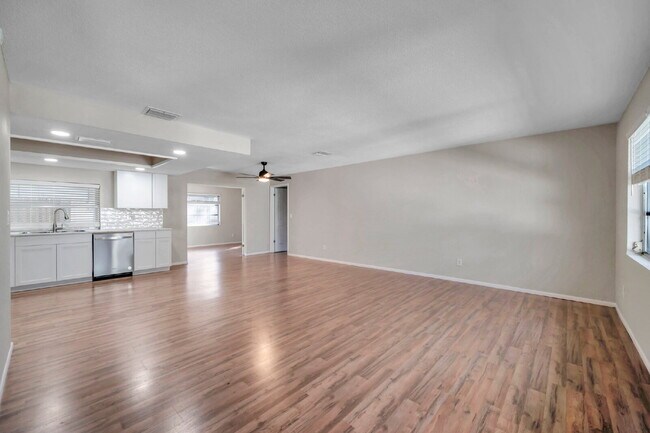 Foto del edificio - Modern, Move-In-Ready 2/2 Home with Bonus Room, Spacious Yard & Garage |