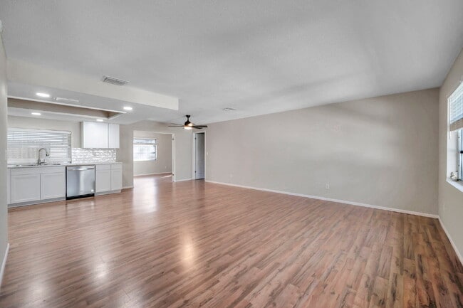 Building Photo - Modern, Move-In-Ready 3/2 Home with Spacious Yard & Garage |