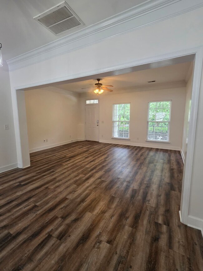 Foto del edificio - 7025 Sunnywood Dr